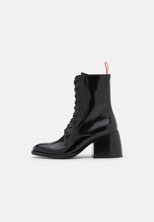 Enkellaarsjes met hoge hak - black