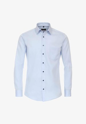 Hellblaues Langarmhemd aus glattem Stoff, mit einem Button-Down-Kragen, schwarzen Knöpfen und einer einzelnen Brusttasche.