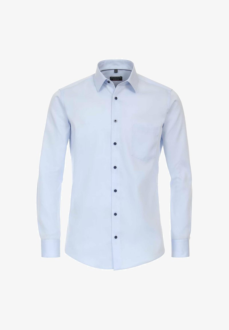 Hellblaues Langarmhemd aus glattem Stoff, mit einem Button-Down-Kragen, schwarzen Knöpfen und einer einzelnen Brusttasche.