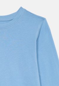 Ljusblå långärmad t-shirt med rund halsringning, synlig sömnad längs kragen och axelsömmen, enfärgad tygstruktur.