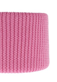 Produit textile tricoté de couleur rose, avec une texture côtelée et une forme cylindrique, présentant des lignes verticales constantes et un bord supérieur lisse.