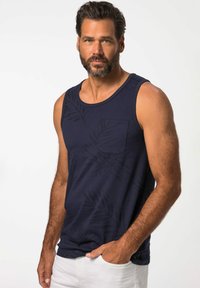 Námořnická modrá tílko s jemným vzorem palmových listů, kulatým výstřihem a kapsou; vyrobeno z měkké látky, vhodné pro teplé počasí.