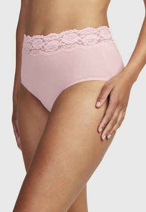 Lichtroze hoog-gezette onderbroeken met een bloemmotief van kant aan de taille. De stof is glad met een zachte textuur en gegolfde randen.