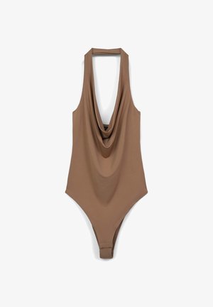 Maillot de bain une pièce marron avec un décolleté plongeant et un dos ouvert. Fabriqué en tissu lisse et extensible, il présente une coupe haute sur les jambes.