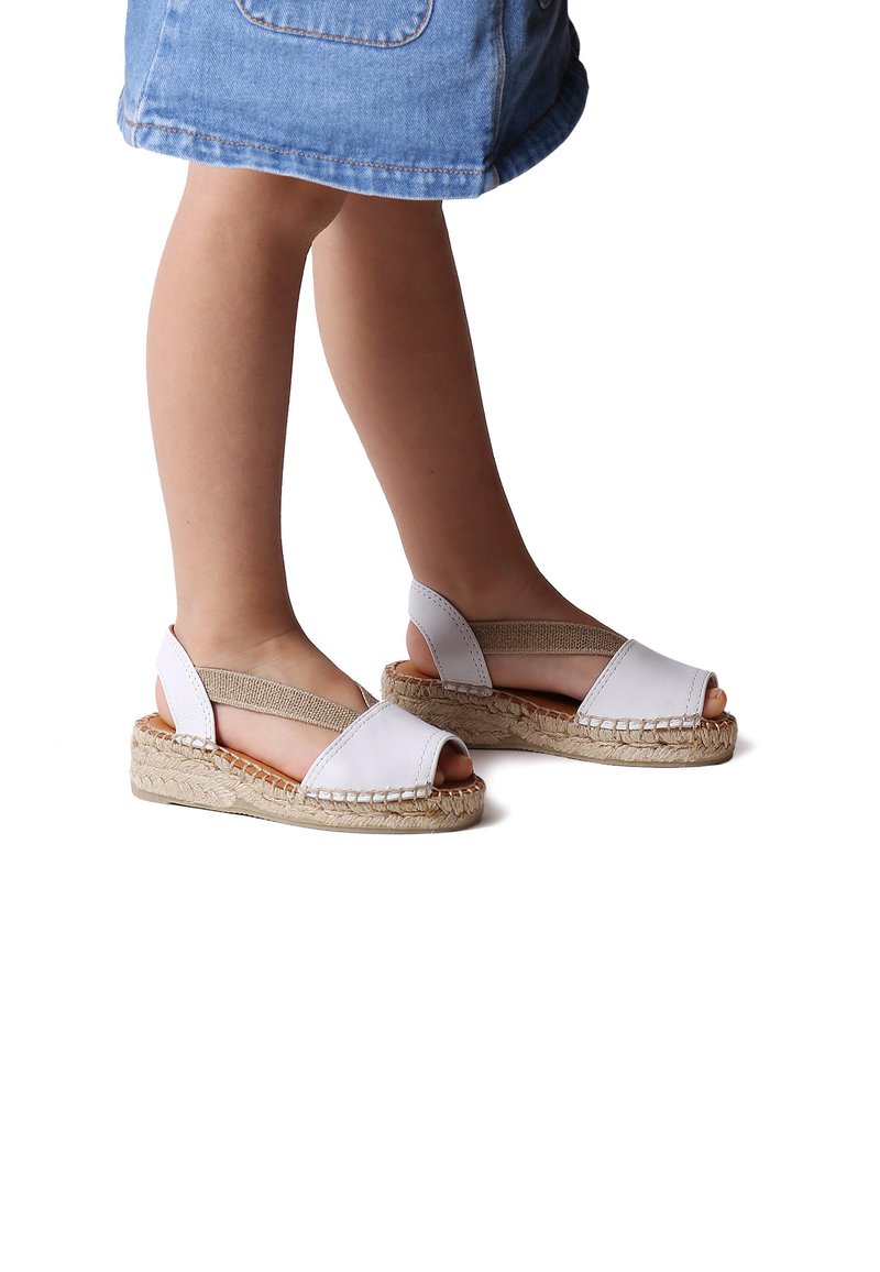 Vita peep-toe espadrillos med elastiska remmar, staplad juteflatform och slät läderöverdel, som visar en avslappnad sommardesign.