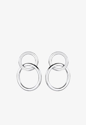 Pendientes de plata con diseños circulares entrelazados de diferentes tamaños. Textura suave con un acabado pulido, creando un aspecto moderno.
