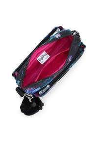 Portafoglio Kipling con zip in nero con stampa floreale; presenta un interno rosa brillante, diversi scomparti e un portachiavi con pompon nero e peloso.