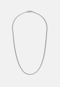 Collier en chaîne argentée avec un design de maillons alternés. Comprend des maillons plats et rectangulaires ainsi qu'un fermoir sécurisé, avec une texture lisse sur l'ensemble.