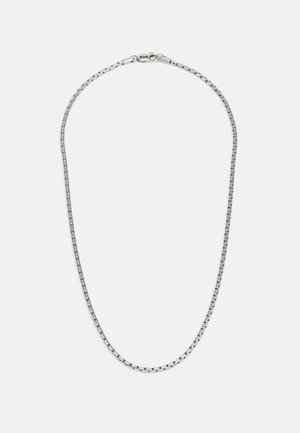 Colar de corrente prateado com um design de elos alternados. Apresenta elos rectangulares planos e uma fecho seguro, com uma textura suave em toda a extensão.