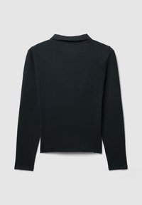 Polo shirt nero a maniche lunghe, in morbido tessuto a maglia, design aderente, orlo curvo, dettagli del colletto discreti, vista posteriore senza decorazioni.