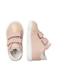 Sneaker rosa in pelle con punta glitterata oro, due fasce in Velcro e suola bianca testurizzata. Forma arrotondata con colletto imbottito.