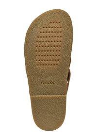 Suela de goma marrón con un patrón de agarre texturizado y perforaciones circulares. Presenta la marca "GEOX". Forma ligeramente curvada con punta redondeada.
