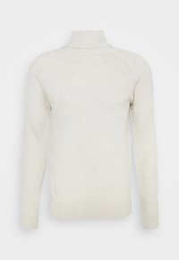 Světlý béžový rolákový svetr s žebrovanou texturou, dlouhými rukávy a přiléhavým střihem. Bez viditelných log nebo vzorů.