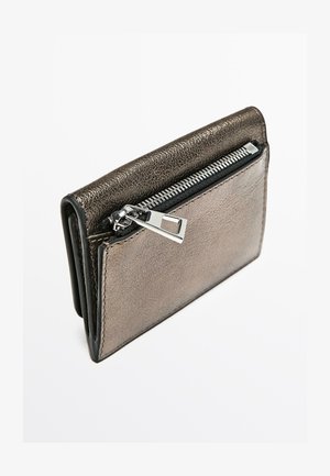 Metalgråt læderpung med lynlås, glat tekstur og kontrasterende sorte kanter, med en ydre lomme.