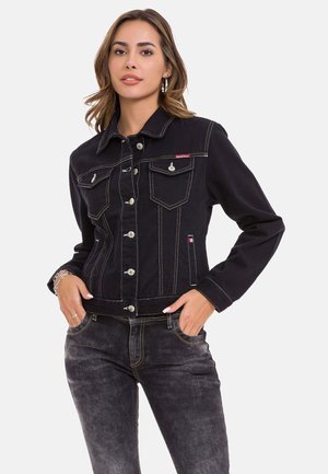 Schwarze Jeansjacke mit kontrastierendem orangefarbenem Stich, Knopfverschluss vorne, zwei Brusttaschen und taillierter Passform.