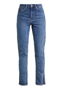 Jean en denim bleu taille haute avec une coupe ajustée, des fentes latérales à l'ourlet, et un design classique à cinq poches. Texture lisse.