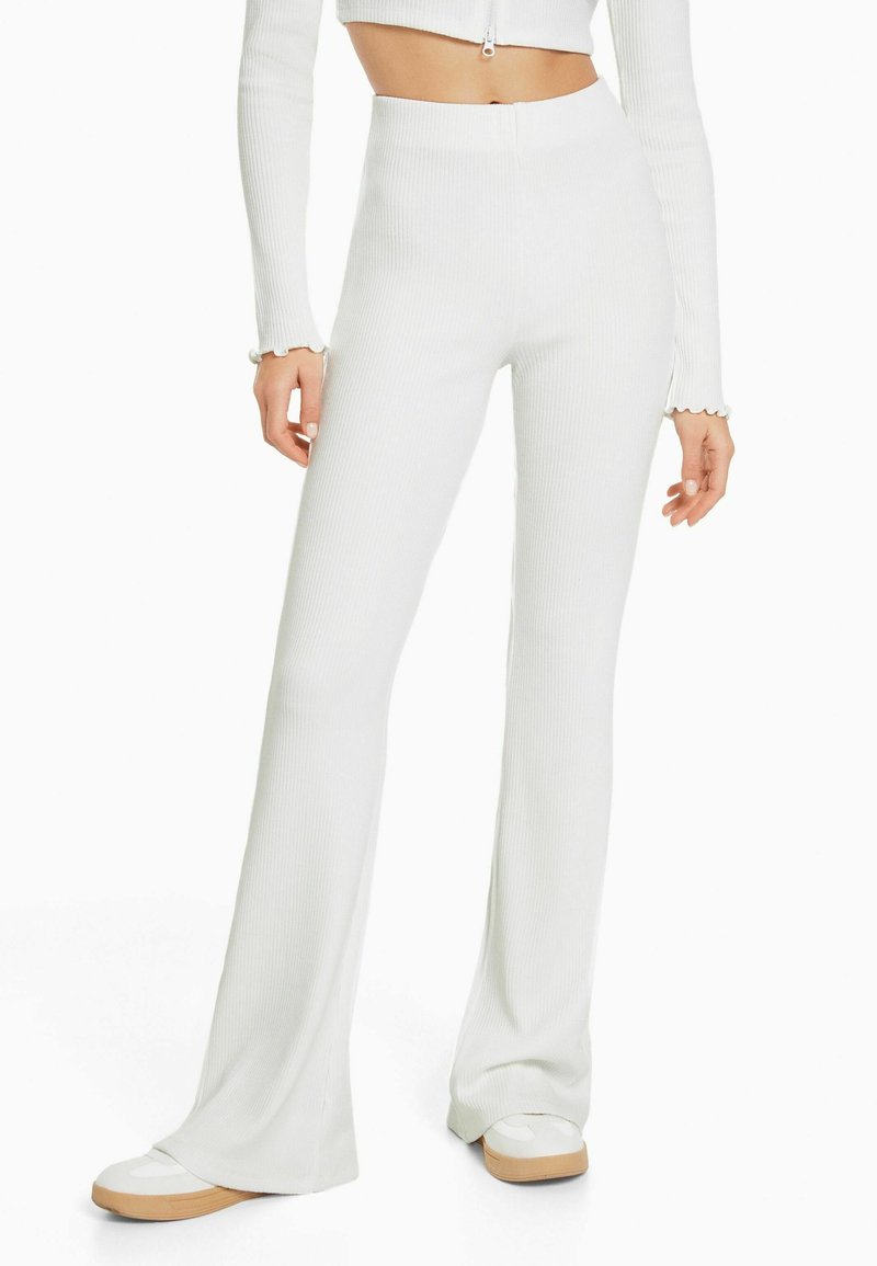 Bershka Tygbyxor - white