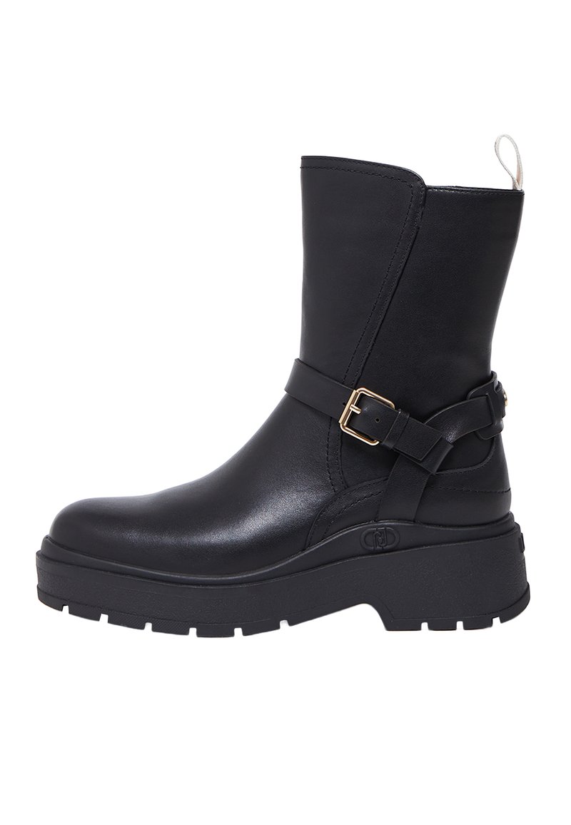 Schwarze Leder-Stiefeletten mit dickem Plateau-Sohlen und seitlichem Schnallen-Detail. Glatte Textur; abgerundetes Zehendesign.