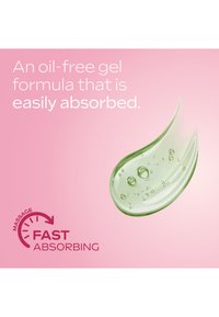 Goccia di gel verde trasparente con bolle su sfondo rosa e testo sulla formula del gel senza oli, ad assorbimento rapido per una facile penetrazione nella pelle.