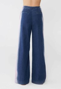 Pantaloni in denim a gamba larga di colore blu scuro, con vita alta, due tasche posteriori e una texture liscia. Gli orli sono rifiniti con un'elegante arrotolatura.