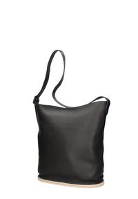 Zwarte leren schoudertas met een korrelige textuur, een breed lichaam en een contrasterende beige onderrand. Verstelbare riem voor veelzijdigheid.