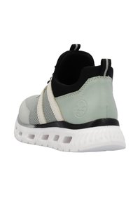 Chaussure de sport gris clair avec tige en maille, accents noirs et semelle blanche. Présente deux bandes crème et un col rembourré pour le soutien.