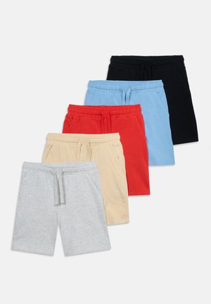 Πέντε ζευγάρια καθημερινών σορτς με κορδόνι σε γκρι, μπεζ, κόκκινο, γαλάζιο και μαύρο, τοποθετημένα επικαλυπτόμενα σε λευκό φόντο.