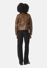 Vero Moda KERRIULTRA NOOS - Chaqueta de cuero sintético - cognac
