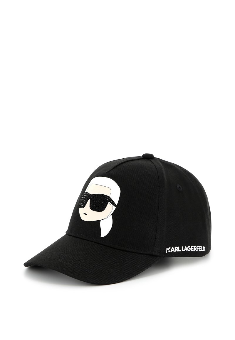 Melnā beisbola cepure ar grafiku sejas attēlā, kas nēsā saulesbrilles, izgatavota no kokvilnas, ar balti izšūtu "KARL LAGERFELD" malā.