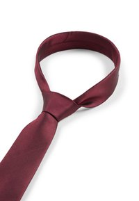 Cravate bordeaux en tissu lisse et brillant. Elle présente un design classique avec une extrémité effilée et une section nouée pour un usage facile.