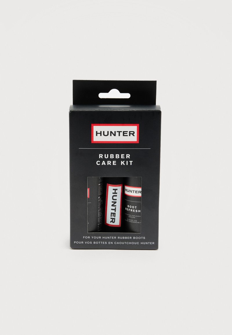 Συσκευασία σετ περιποίησης Hunter Rubber Care με εμφανή καθαριστικά προϊόντα για τη φροντίδα των γκαμπότ Hunter από καουτσούκ, μαύρο κουτί με κόκκινη και λευκή σήμανση.