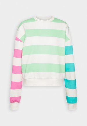 Sweat-shirt à col rond avec larges rayures horizontales vert menthe et blanches, rayures roses sur la manche gauche et rayures bleues sur la manche droite.