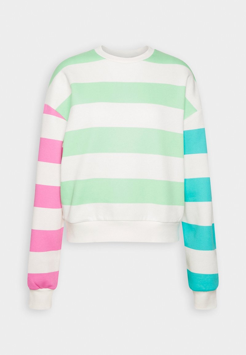 Sweat-shirt à col rond avec larges rayures horizontales vert menthe et blanches, rayures roses sur la manche gauche et rayures bleues sur la manche droite.
