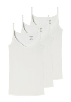 Quatre débardeurs blancs sans manches à encolure en V, soigneusement empilés et superposés, sur un fond blanc uni.