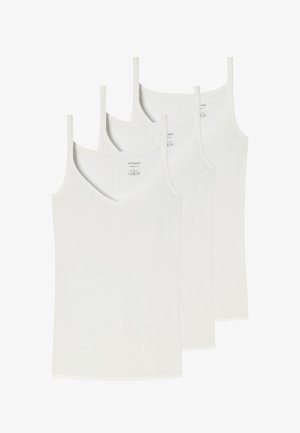 Quatre débardeurs blancs sans manches à encolure en V, soigneusement empilés et superposés, sur un fond blanc uni.