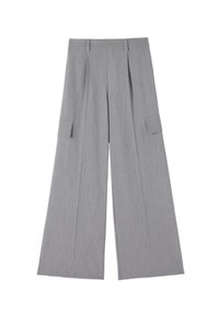 Pantalones anchos gris claro de cintura alta con bolsillos cargo a cada lado, con trabillas para cinturón y pliegues delanteros.