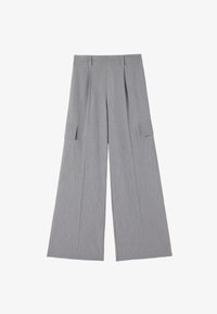 Pantalones anchos gris claro de cintura alta con bolsillos cargo a cada lado, con trabillas para cinturón y pliegues delanteros.