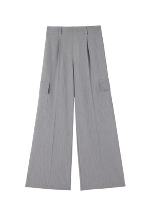 Lysegrå bukser med vide ben, høj talje og cargolommer på hver side, med bæltestropper og forplisseringer foran.