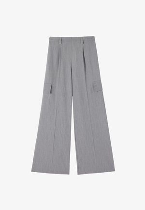 Lysegrå bukser med vide ben, høj talje og cargolommer på hver side, med bæltestropper og forplisseringer foran.