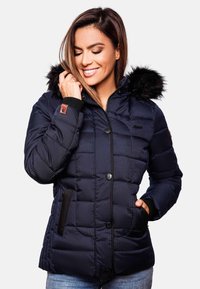 Marineblå pufferjakke med faux fur-kant på hætten, ribbede manchetter, knaplukning og to indsatte lommer. Tekstureret stof med quiltet mønster.