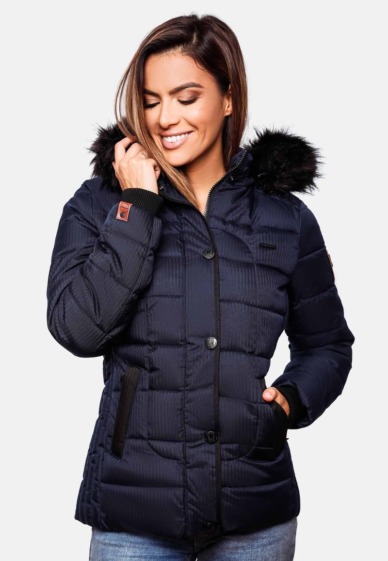 Marineblå pufferjakke med faux fur-kant på hætten, ribbede manchetter, knaplukning og to indsatte lommer. Tekstureret stof med quiltet mønster.