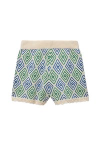 Shorts en tricot à base crème avec un motif géométrique de diamants verts et bleus. Texture douce et ourlet en dentelle.