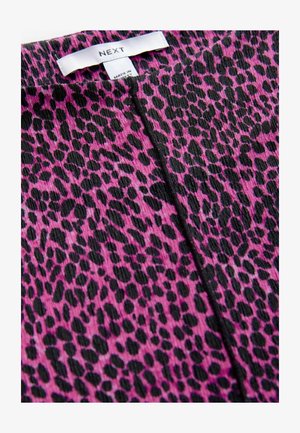 Tessuto rosa con un motivo leopardato nero, con una finitura texture. L'etichetta del prodotto è visibile nella parte superiore.