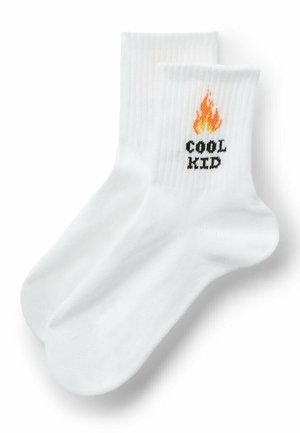 Bílé ponožky do délky lýtka s žebrovanými manžetami, s grafikou plamene a nápisem "COOL KID" v černém textu na straně.