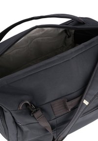 Bolsa para portátil de tela negra con cierre de cremallera, interior acolchado, bolsillo de malla y correa ajustable. Presenta un material duradero y un diseño sencillo.