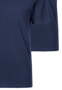 Granatowa bawełniana koszulka z krótkim rękawem, z okrągłym dekoltem, gładką teksturą oraz przeszywanym wykończeniem. Bez wzorów ani grafik.