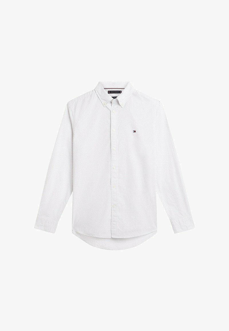 Chemise blanche à manches longues avec un motif texturé subtil, col boutonné et petit logo Tommy Hilfiger sur la poitrine gauche.