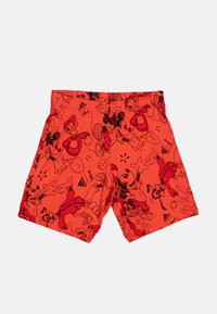 Shorts da nuoto rossi con una stampa nera in stile cartoon di Topolino, Paperino e Pippo, dotati di una vita elastica e dettagli con logo.