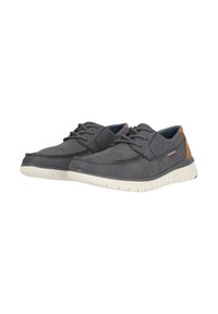 Chaussures en cuir gris avec finition texturée, bout rond, design à lacets, et accents en tan au talon. Semelle en caoutchouc blanche avec un relief.