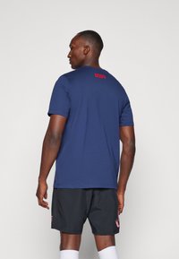 Nike Performance PARIS ST GERMAIN NIKE ICONIC AWAY TEE - Majica kratkih rukava s printom - midnight navy